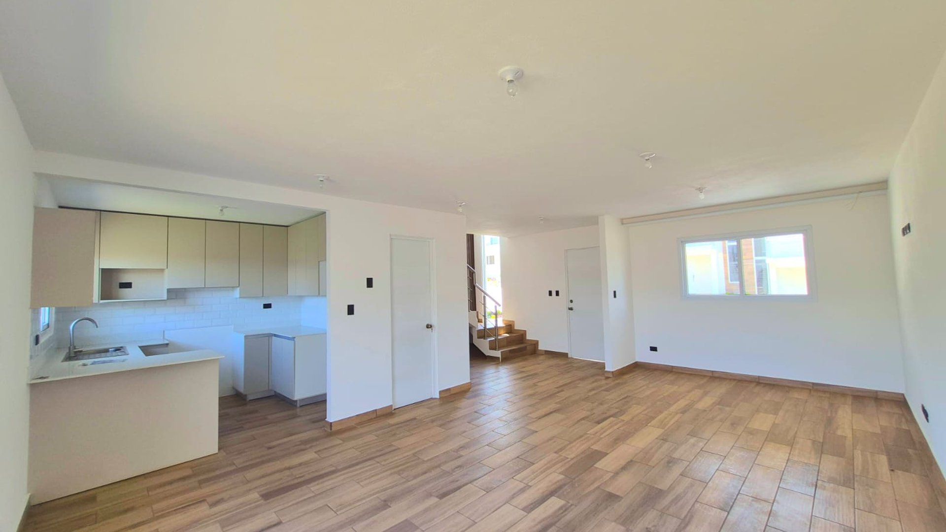 RENTA Casa NUEVA Condominio Santa Elena Km 25.7 Santa Elena Barillas - Miniatura 2