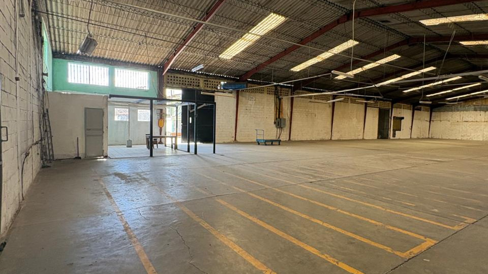 Bodega en venta-renta en Zona 6 Mixco - Miniatura 12