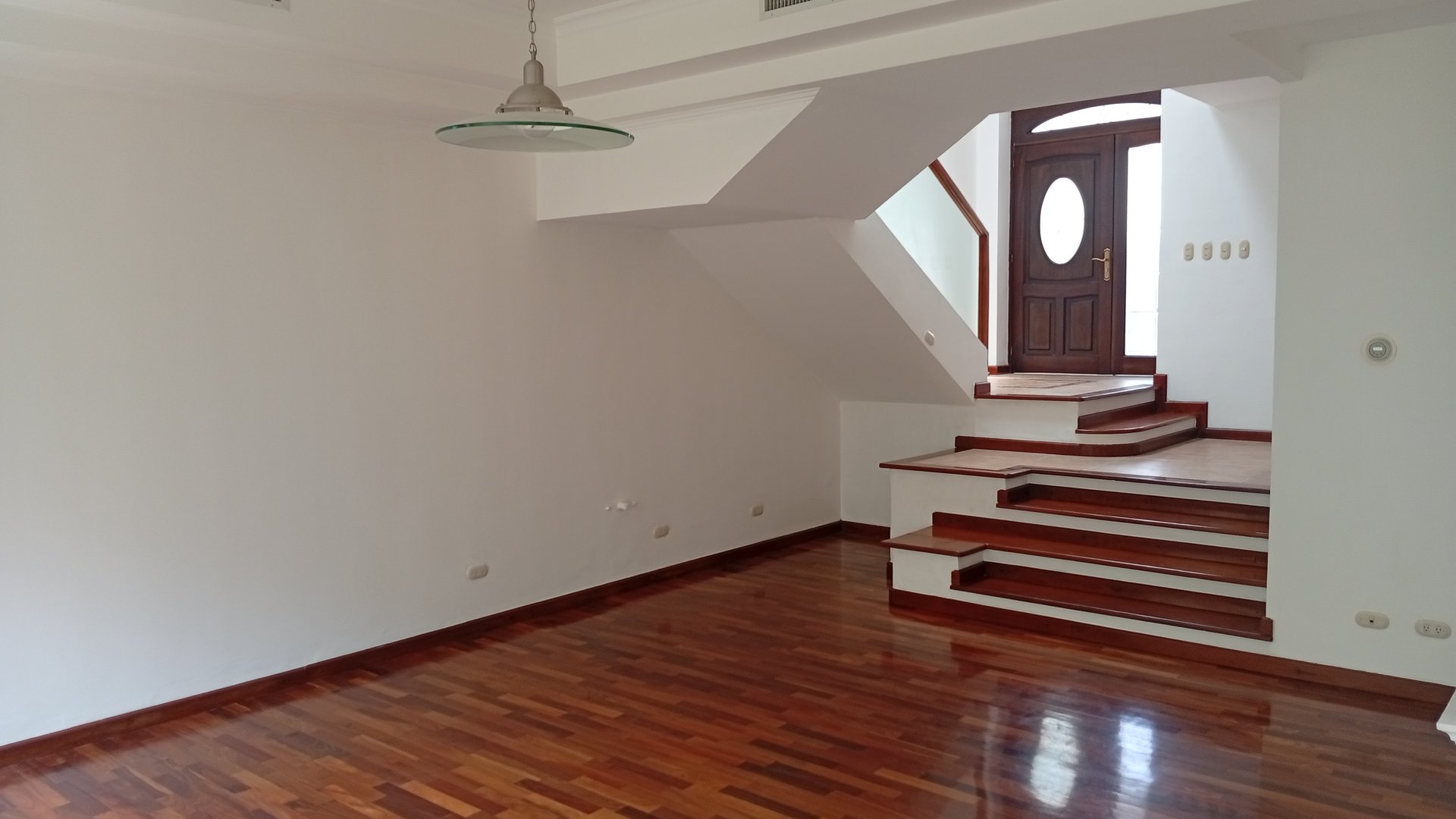 Casa en renta en condominio en zona 10 - Miniatura 3
