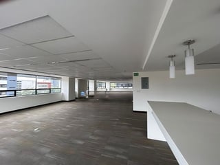 Oficina  en renta con 6 espacios en zona 10 Ref-5907 - 4