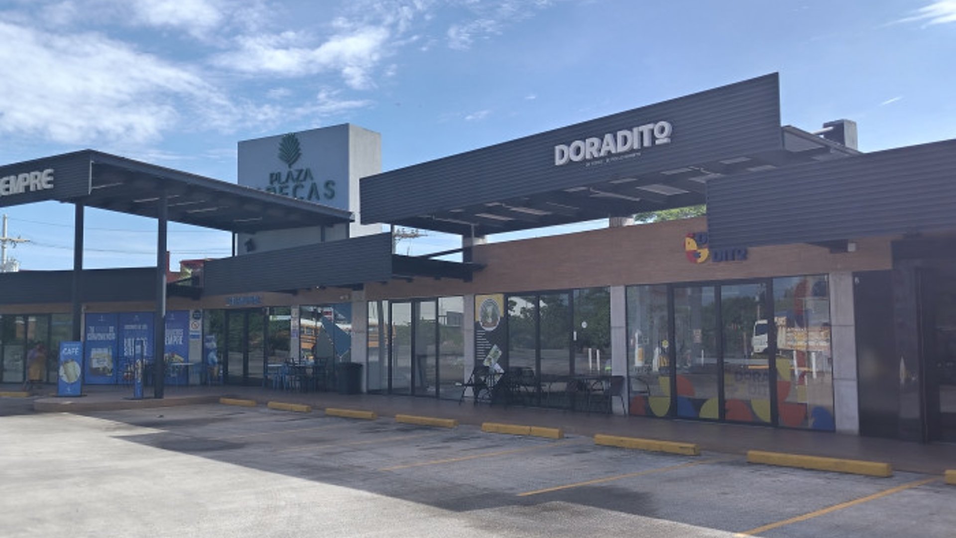 Locales en renta Plaza Arecas Km.80.1 Autopista Puerto