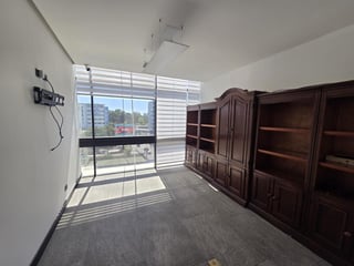 Alquilo Clínica en Renovati zona 10 - Image 3