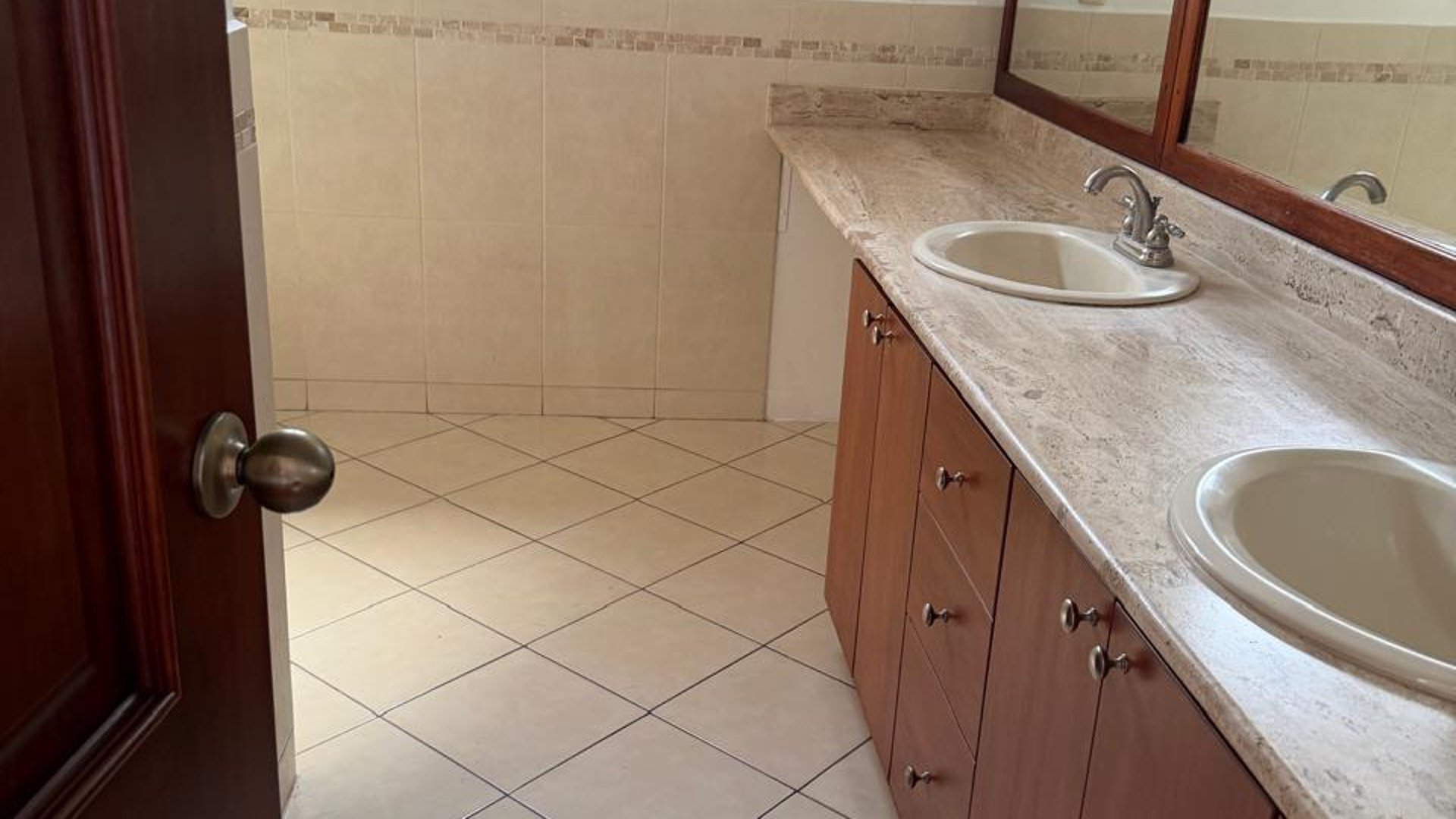 ????APARTAMENTO EN RENTA – 3 HAB + SALA FAMILIAR | BELLAGIO | ZONA 14 - Miniatura 11