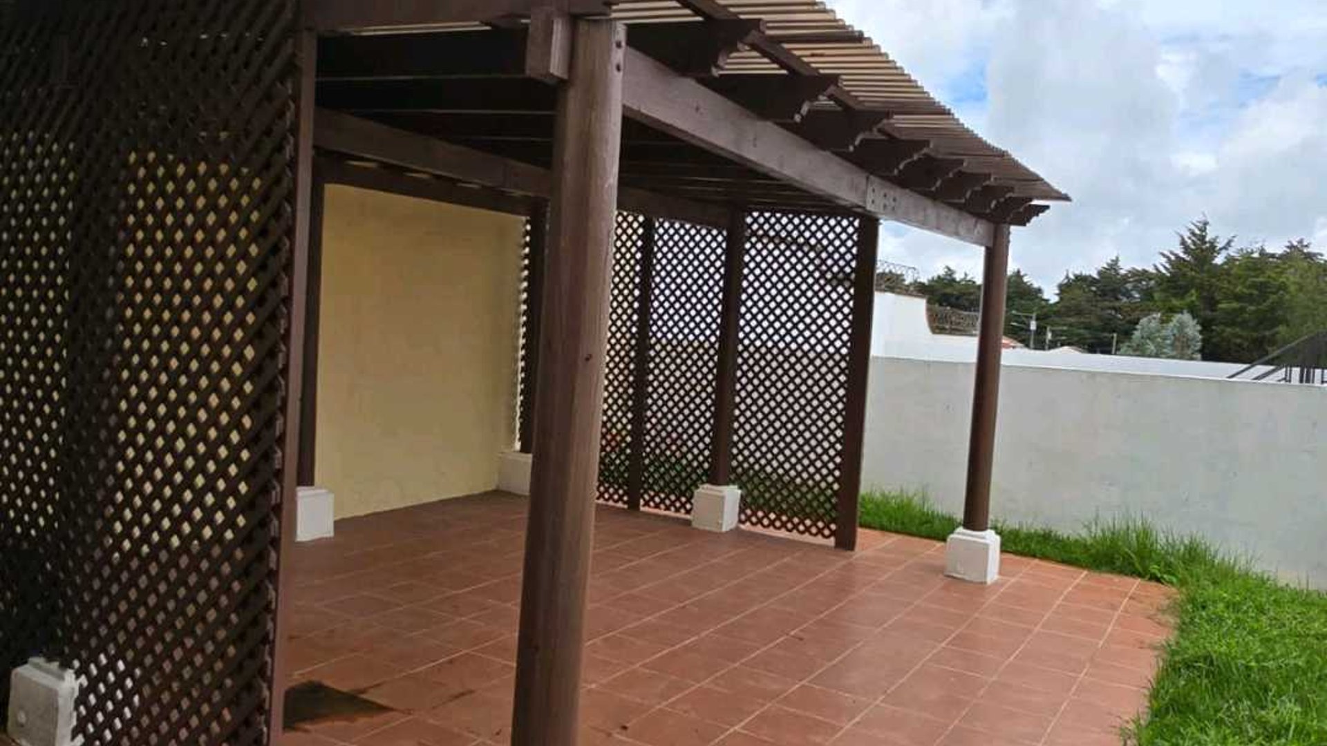 Casa en renta con Jardin en Carretera a el Salvador Km16.5 Ref-5956