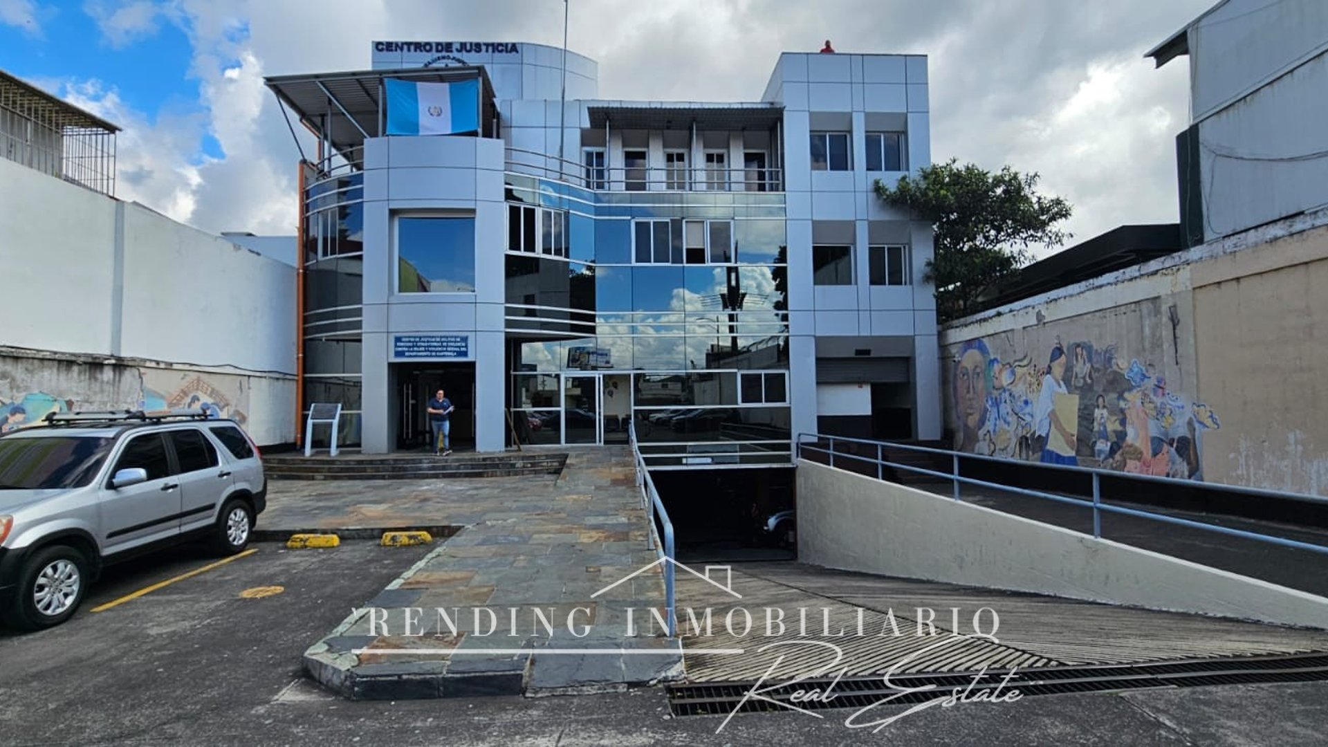 Edificio en renta Zona 10 sobre Diagonal 6, con 98 parqueos y 3,488.23 m²