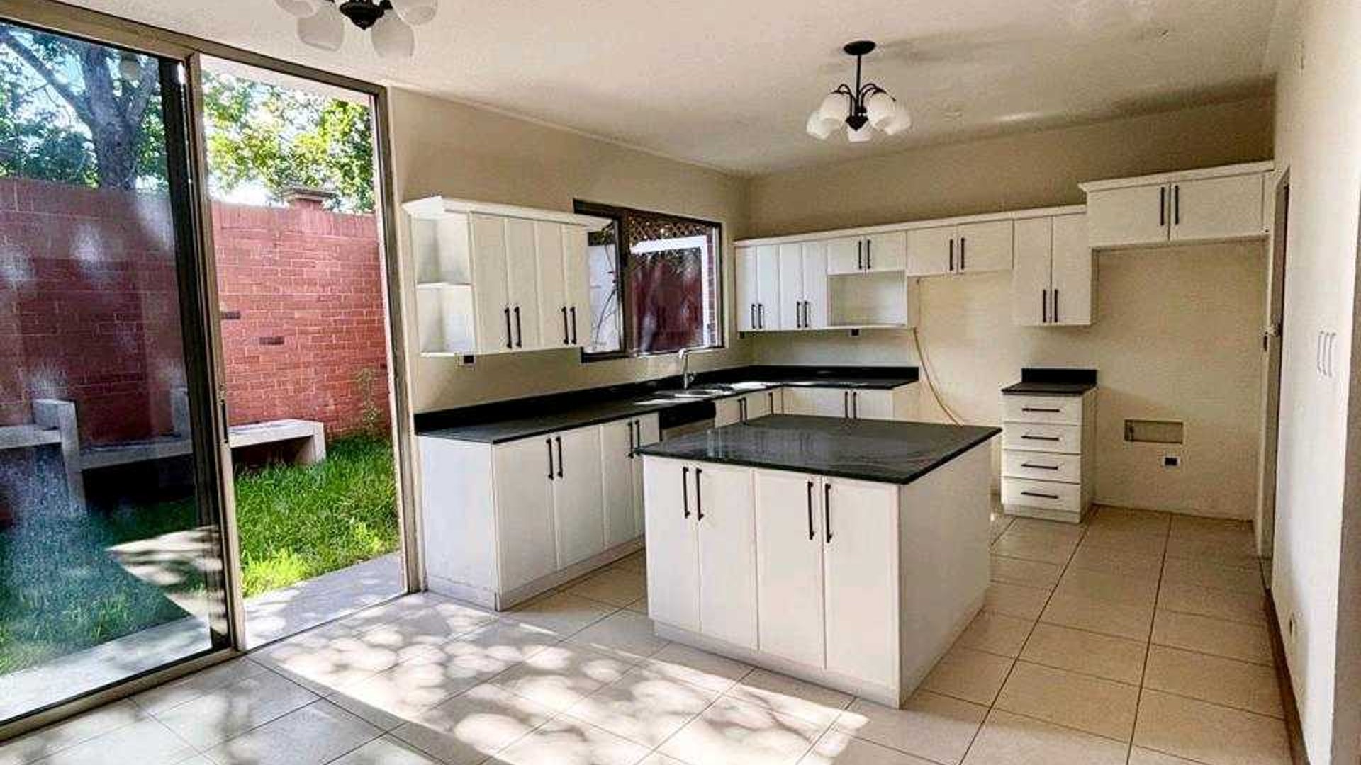 CASA VENTA/ALQUILER ???? Residencial Villas de Jacarandas de Cayalá Z.16 - Miniatura 7