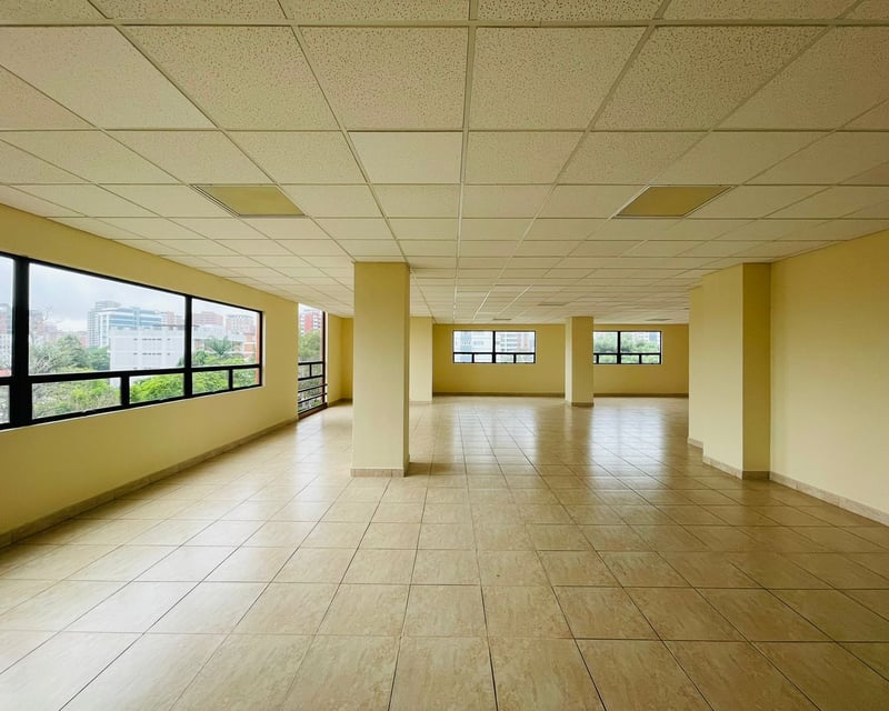 ALQUILER DE CÉNTRICAS OFICINAS - EDIFICIO CONDESA, ZONA 13
