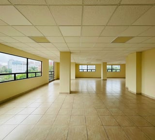 ALQUILER DE CÉNTRICAS OFICINAS - EDIFICIO CONDESA, ZONA 13