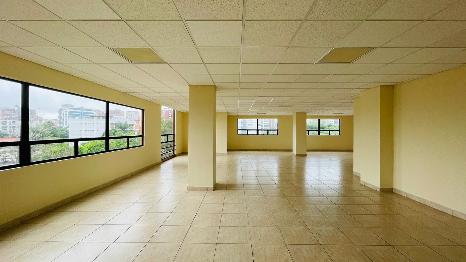 ALQUILER DE CÉNTRICAS OFICINAS - EDIFICIO CONDESA, ZONA 13