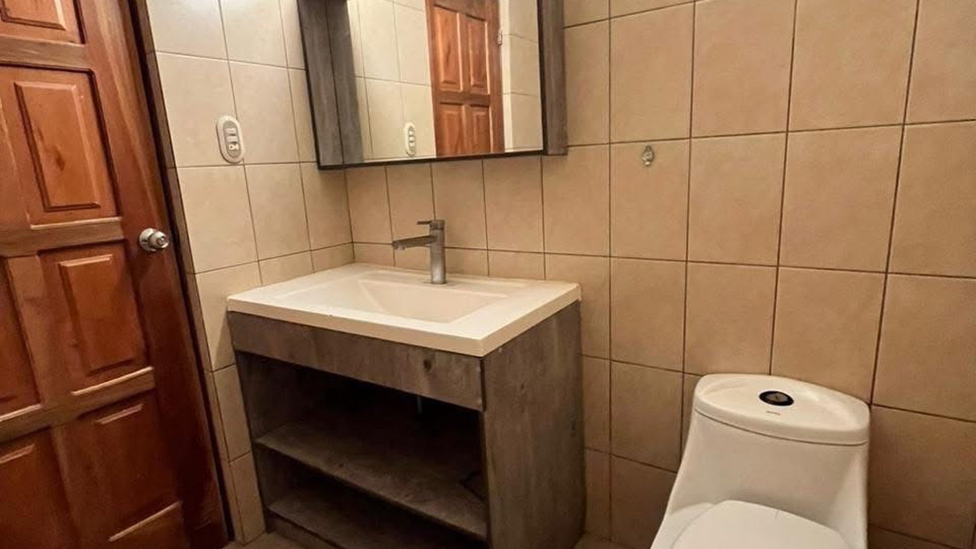 Lindo towhouse en renta Cantabria zona 13 - Miniatura 8
