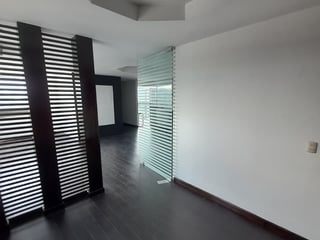 Oficina en Torino 1 Zona 10 | Nivel alto y espacios amplios - Image 3