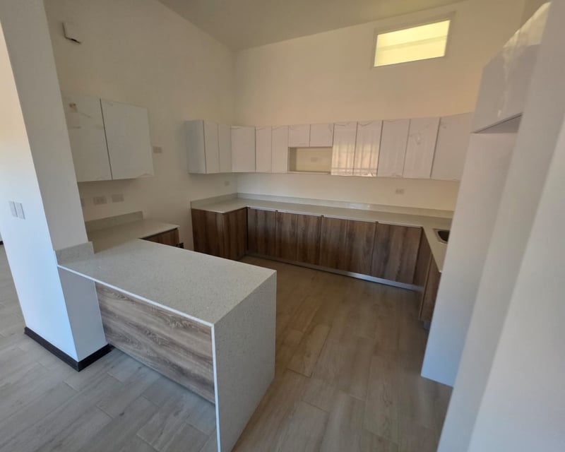 Casa de 4 habs con balcon en venta en Trivento KM 18.5 CAES Ref-5700