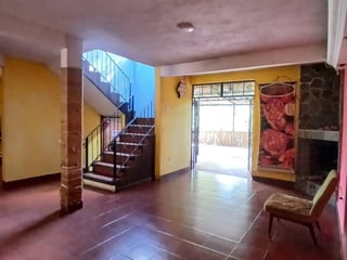 Amplia casa con terreno en venta en Bárcenas - 3