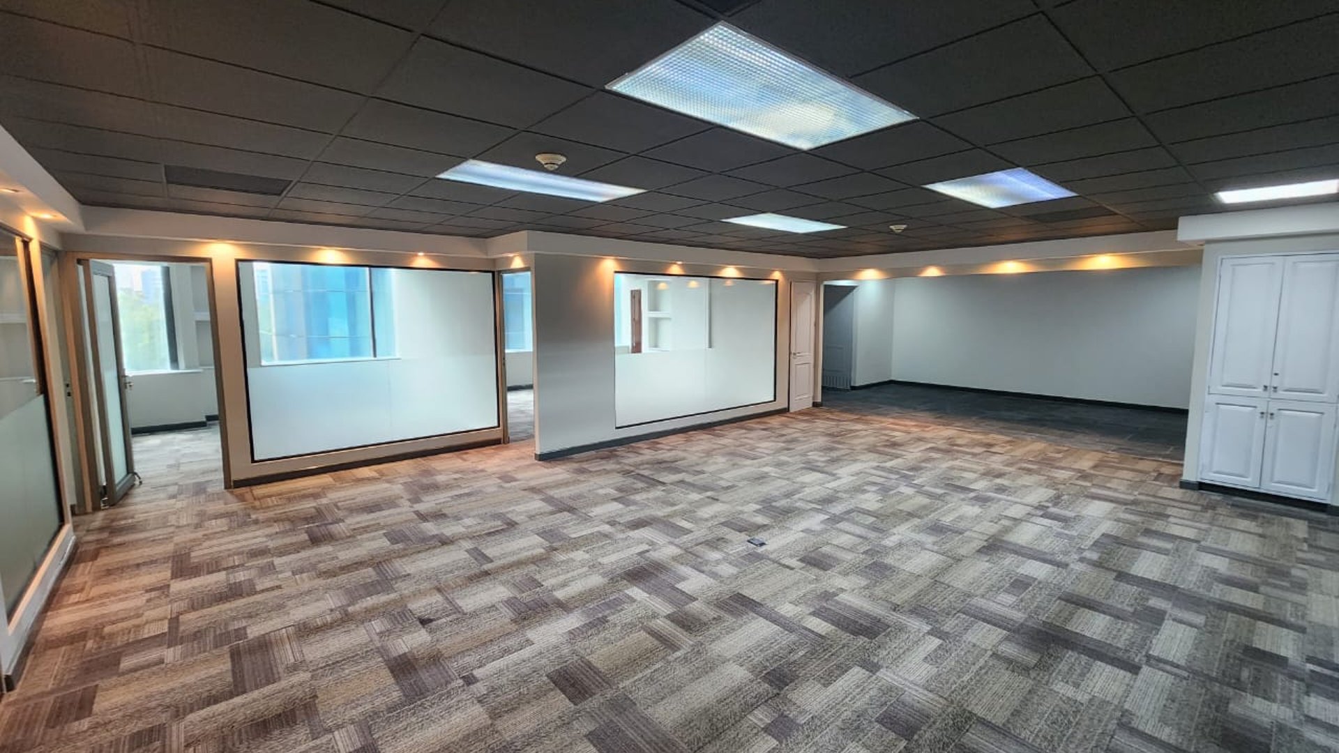 Oficina en renta con 7 ambientes en zona 14 Ref-4924