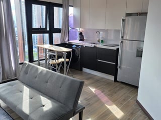 📍 APARTAMENTO AMUEBLADO EN VENTA – 1 HAB | SÉPTIMO | ZONA 4 - 2