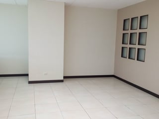 Amplia Oficina en Alquiler en Zona 10 - 3