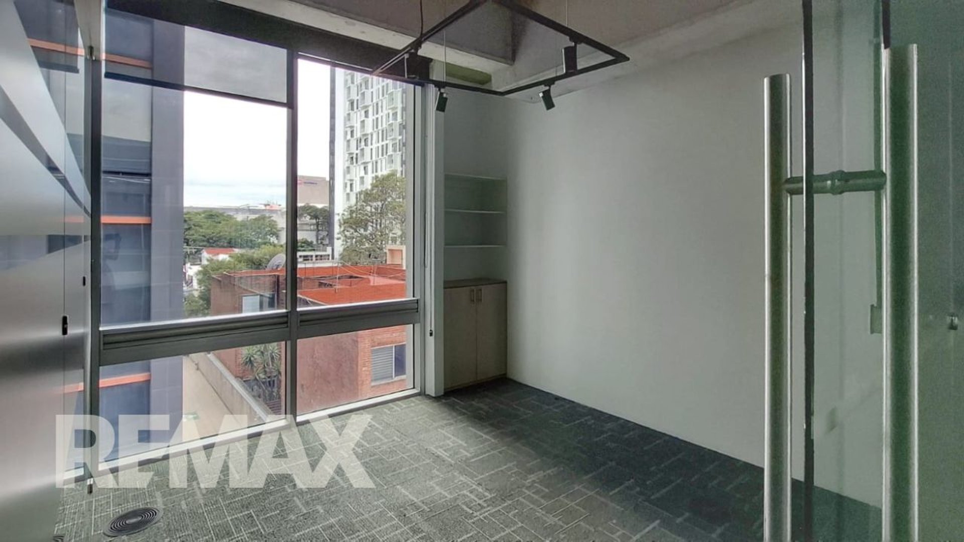 OFICINA EN RENTA, EDIFICIO PLATINA ZONA 10 - Miniatura 9