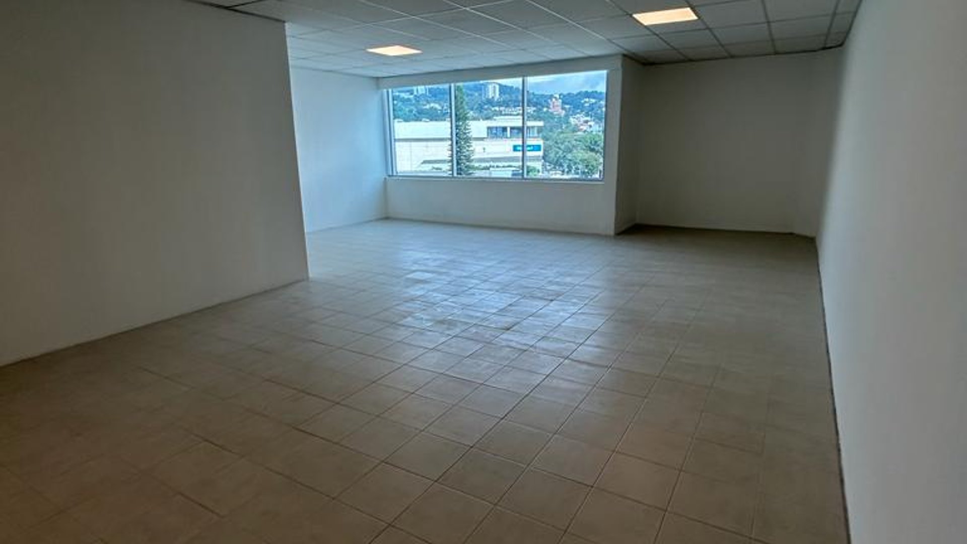 Alquilo Oficina en zona Pradera zona 10
