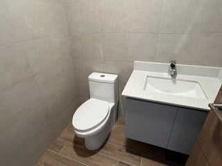 Luxurious 3 Bedroom Apartment for Sale in Zona 14, Guatemala City | 135m² | Parking | Walk-in Closet - Image 2