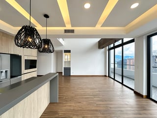 Apartamento de 2 niveles en renta, Zona 10 - 2