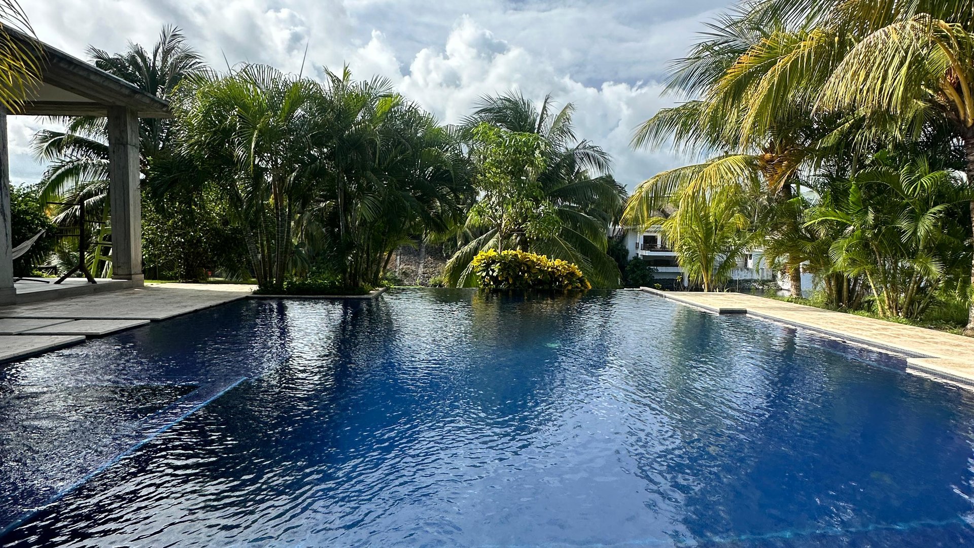 MODERNA CASA EN JUAN GAVIOTA MARiNA DEL SUR A ORILLA DE CANAL