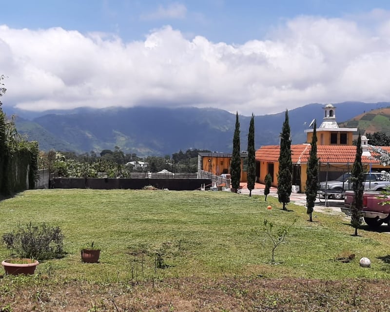 COMPLEJO DE CASAS EN VENTA  UBICADO MUY CERCA DE CIUDAD VIEJA