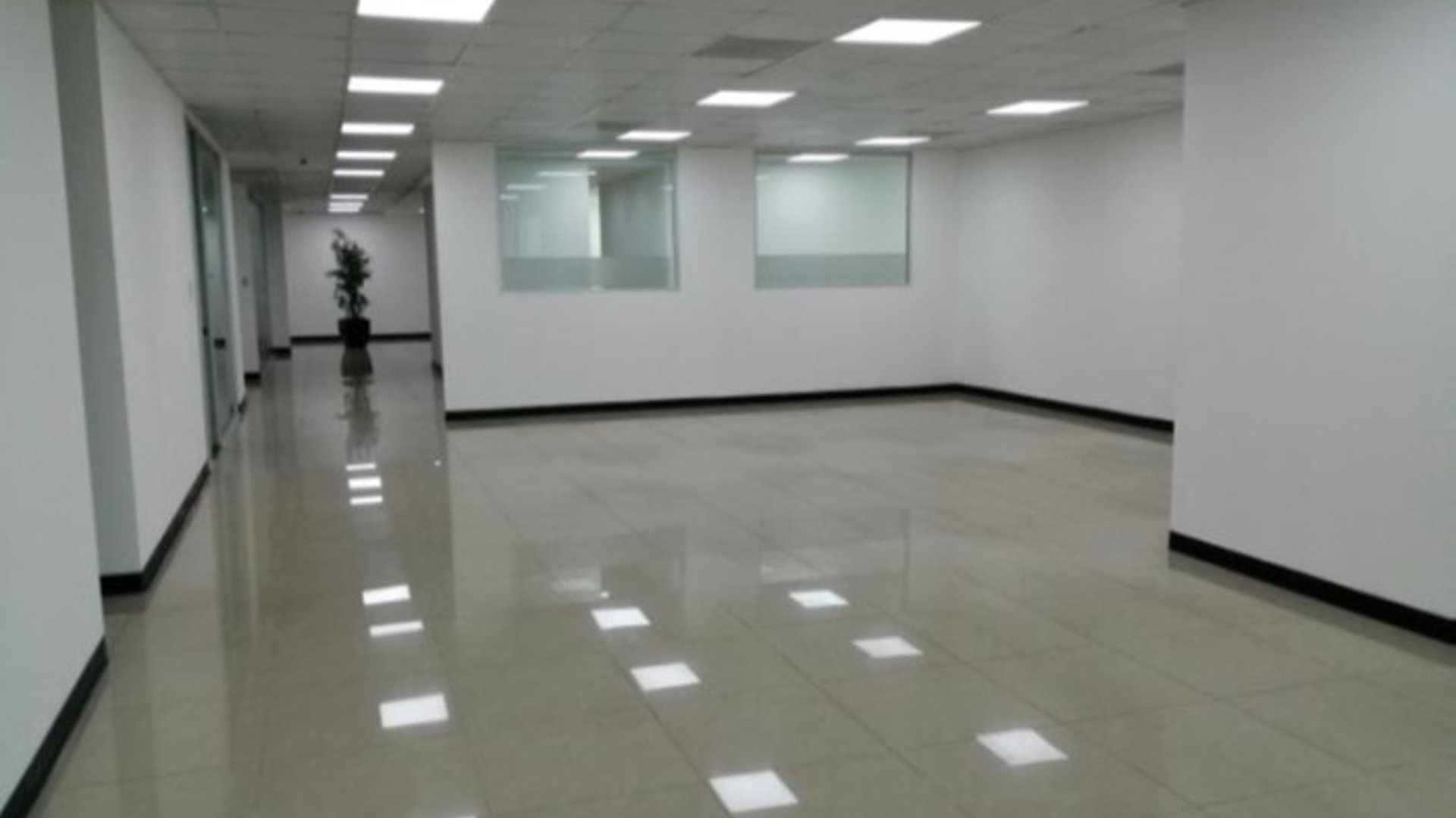 Alquiler Oficina Tabicada en Zona 10 Avenida Reforma - Miniatura 2