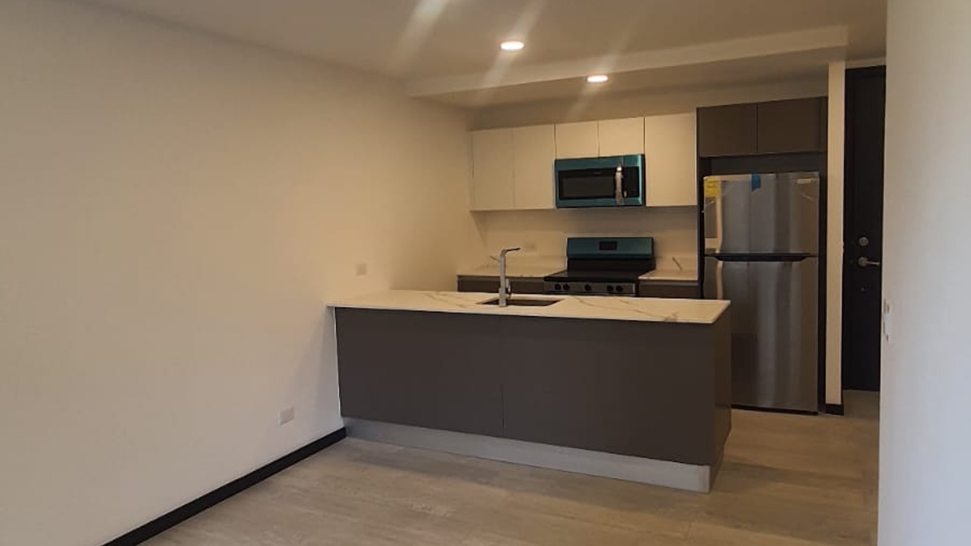 APARTAMENTO EN RENTA ZONA 13 A ESTRENAR AVENIDA LAS AMERICAS - Miniatura 9