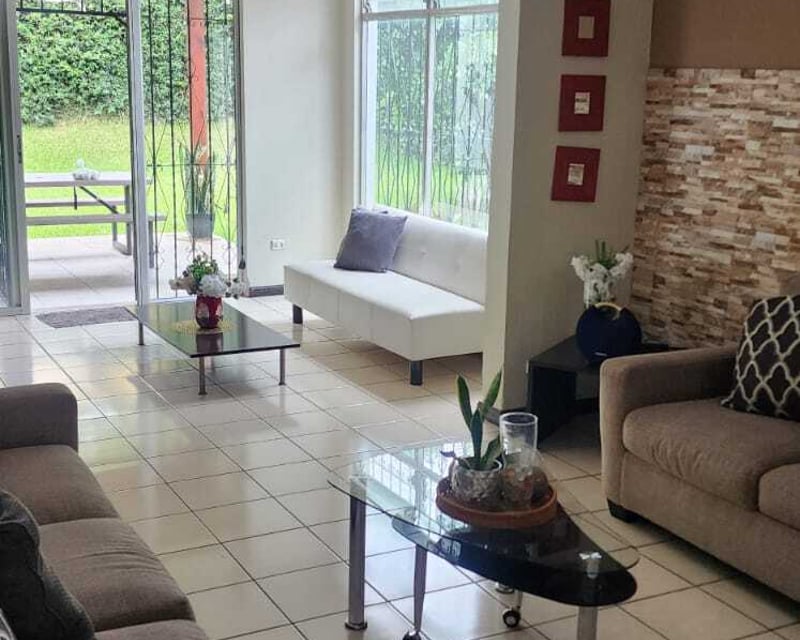 Casa en Renta de 5 dormitorios en Ciudad San Cristobal zona 8 de mixco