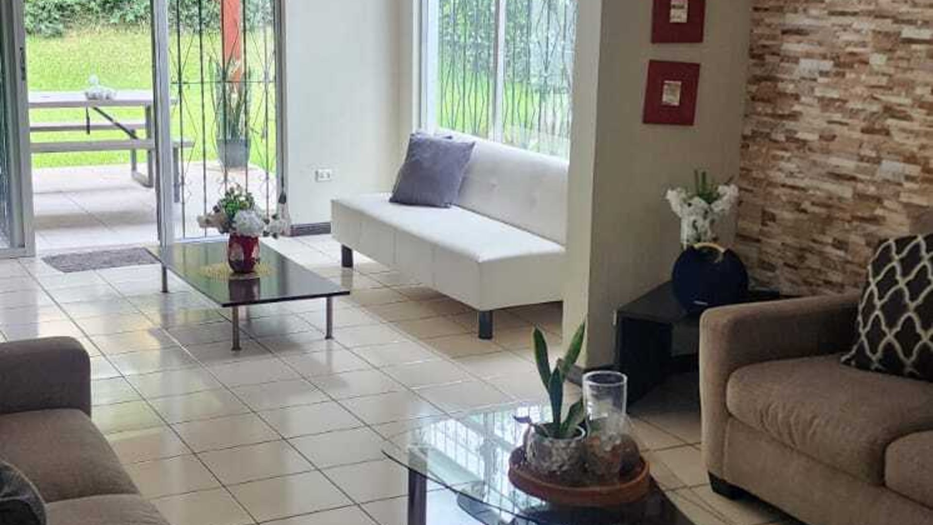 Casa en Renta de 5 dormitorios en Ciudad San Cristobal zona 8 de mixco