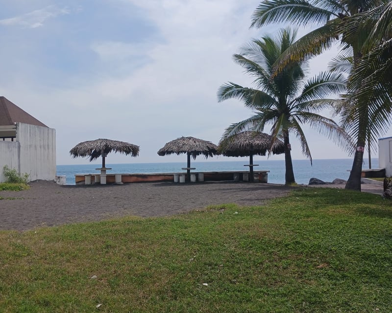 Vendo casa en Monterrico dentro de Condominio km 5.3