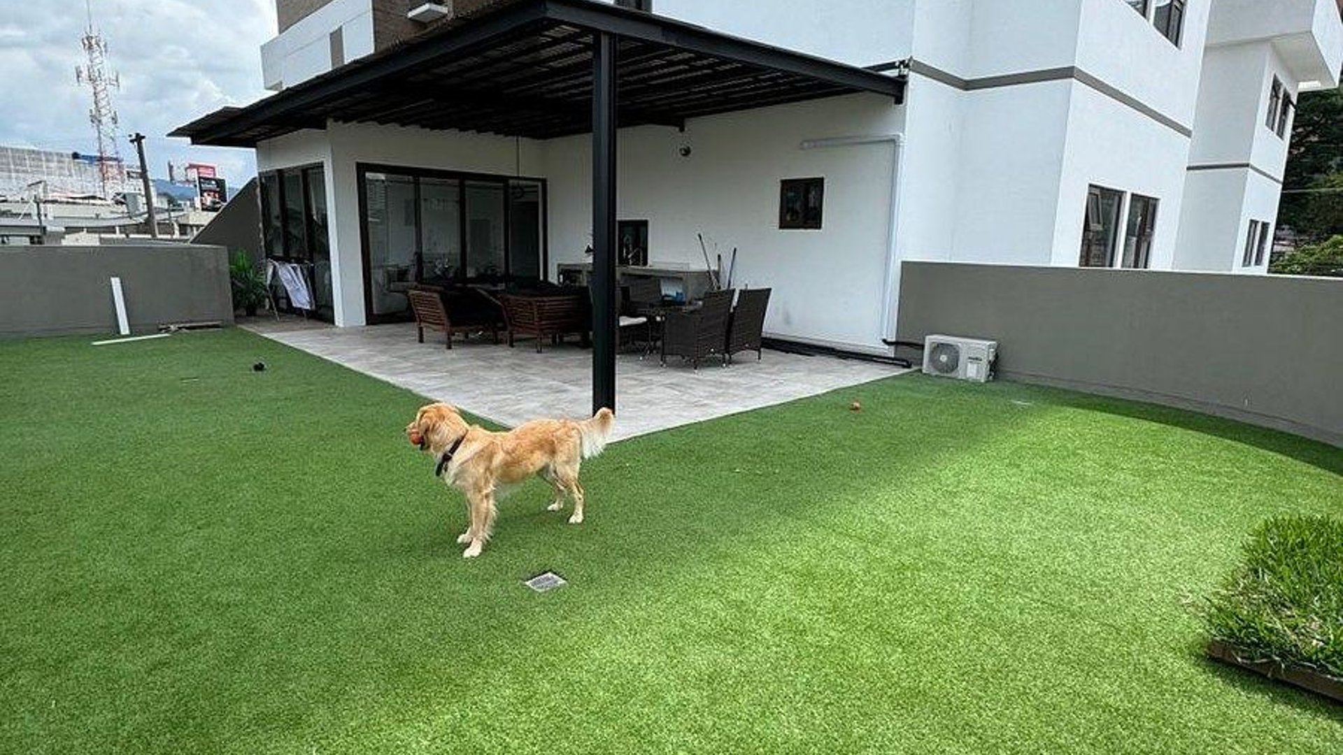 Apartamento con Amplio Jardín en Venta o Renta – , Zona 10 - Image 1