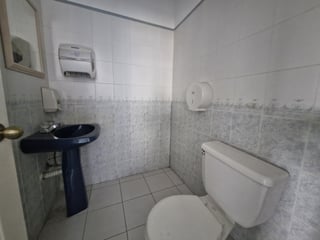 Amplia oficina en renta zona 10 nivel alto - 3