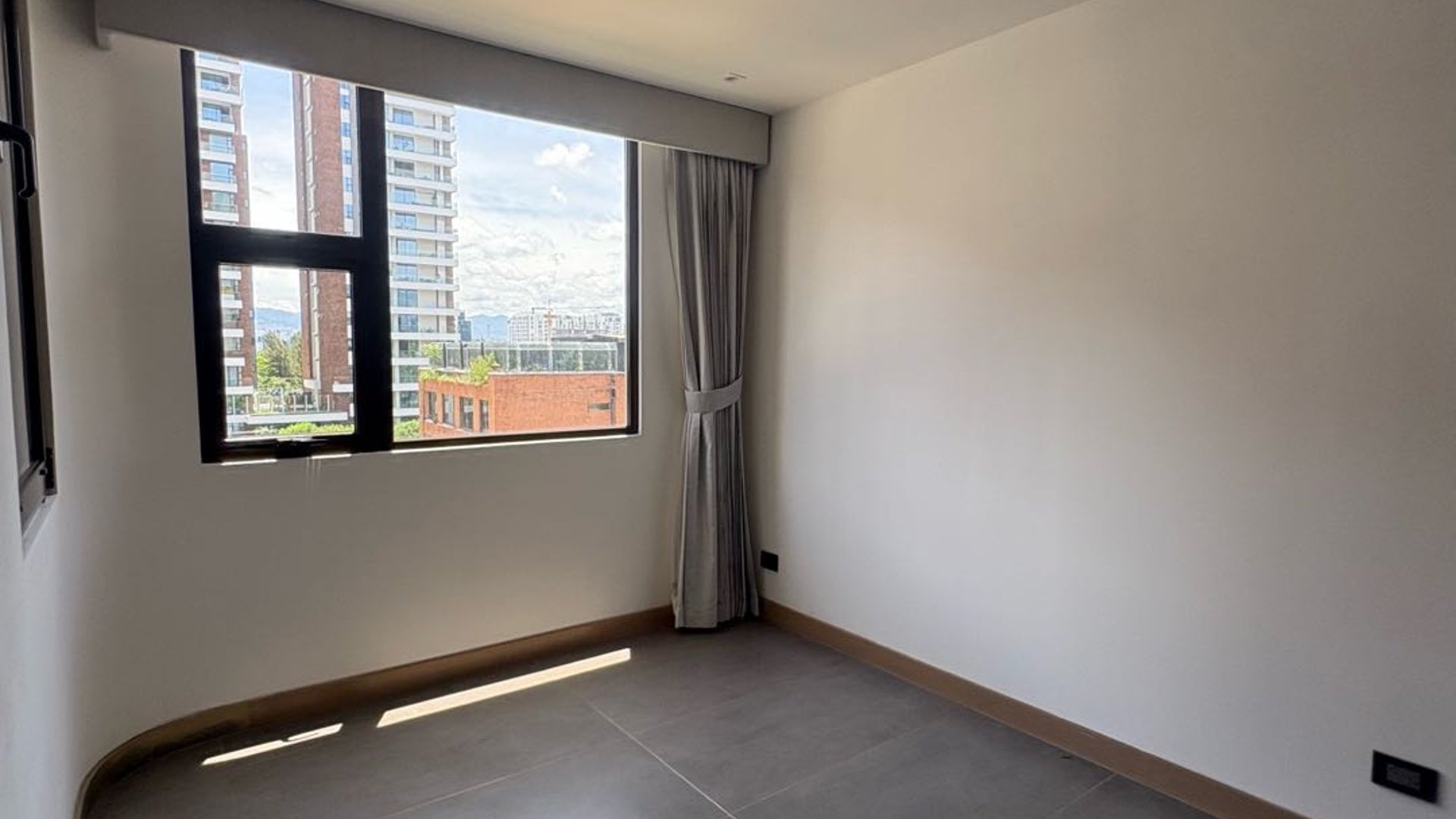 Apartamento en Alquiler Edificio Torre Vertic, zona 14 - Miniatura 10