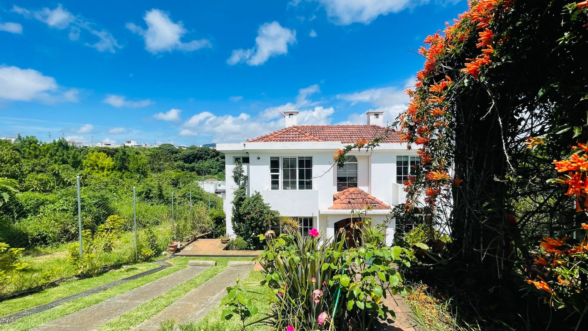 VENTA DE AMPLIA CASA - ALTA VISTA CLUB, SAN JOSÉ PINULA
