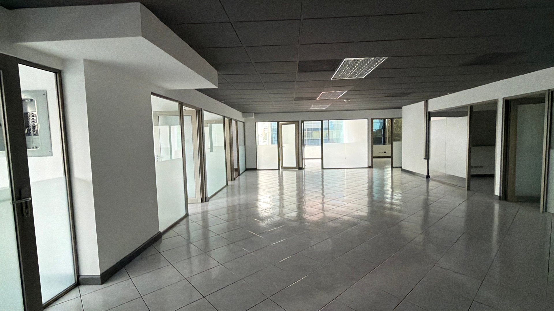 Oficina en Alquiler / Venta Edificio Europlaza, zona 14 - Miniatura 2