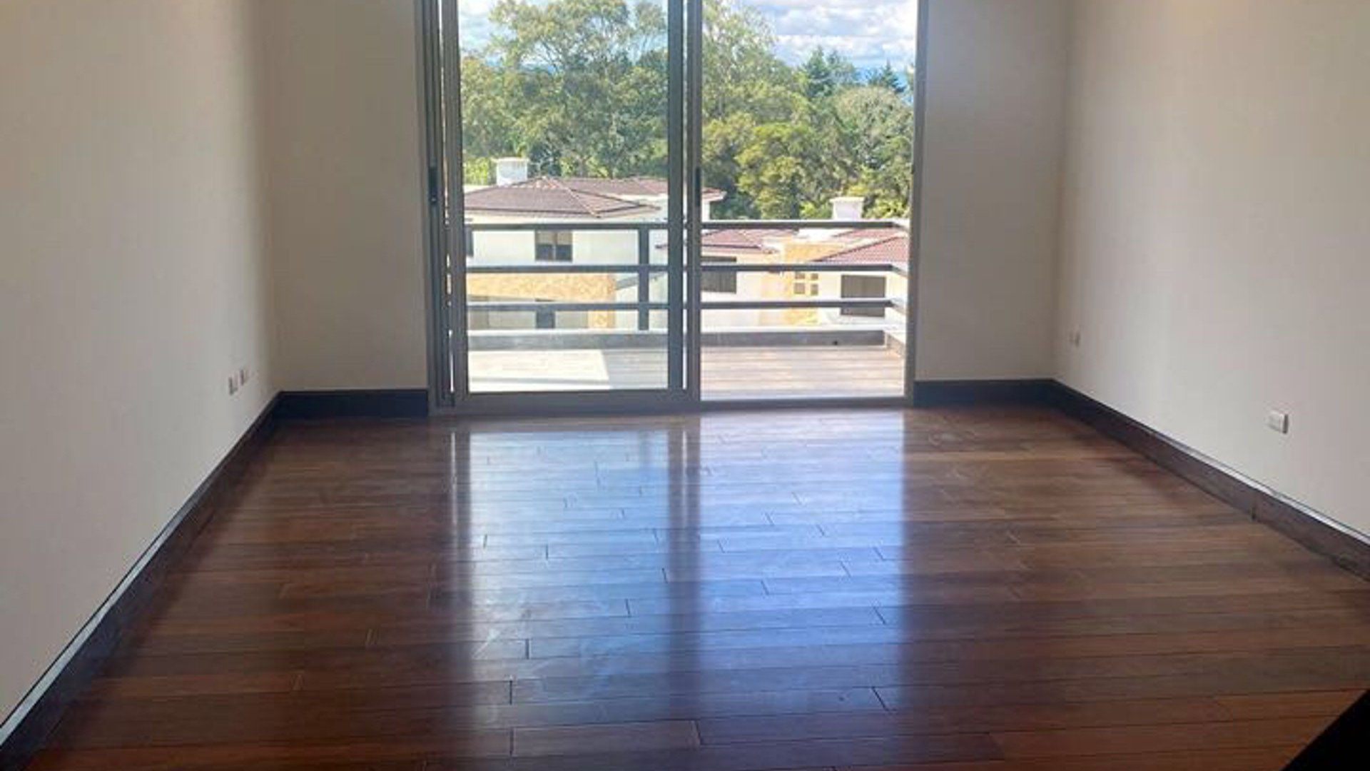 Vendo Linda Casa en Lomas de San Isidro zona 16 - Miniatura 17