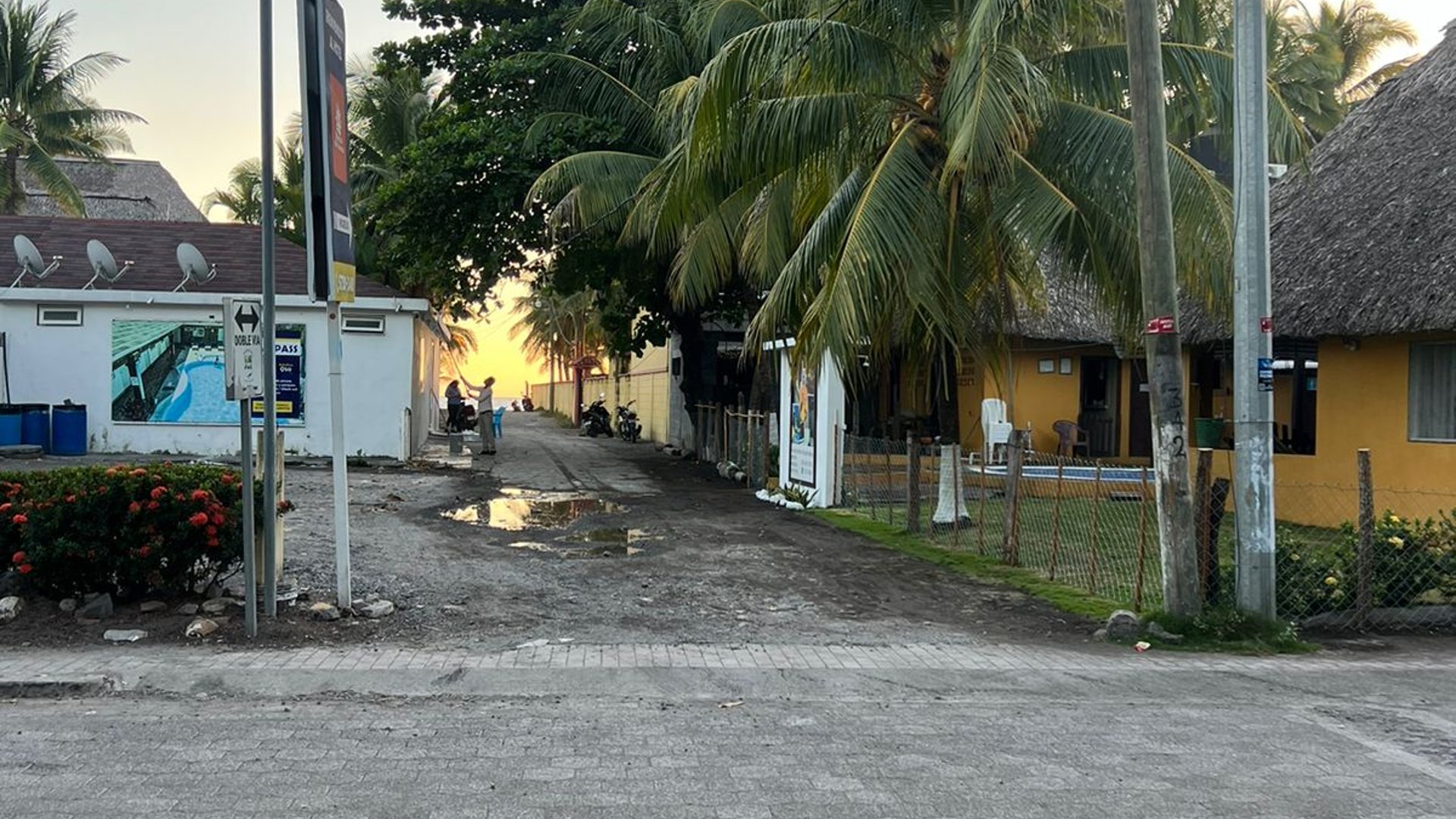 VENTA DE AMPLIO TERRENO A POCOS METROS DE LA PLAYA - MONTERRICO - Miniatura 8