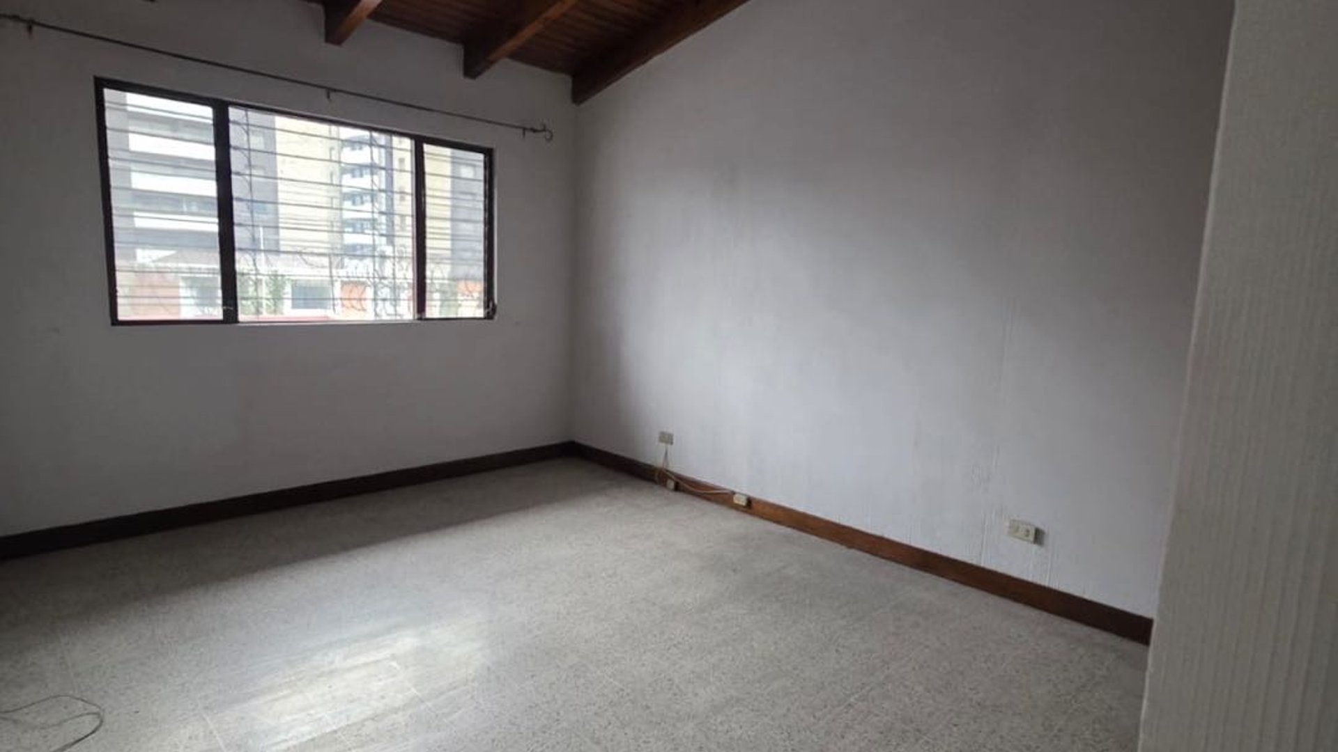 *Alquiler de casa ideal para oficina en Zona 11* - Miniatura 15