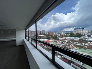 Oficina  en renta con 6 espacios en zona 10 Ref-5907 - 5
