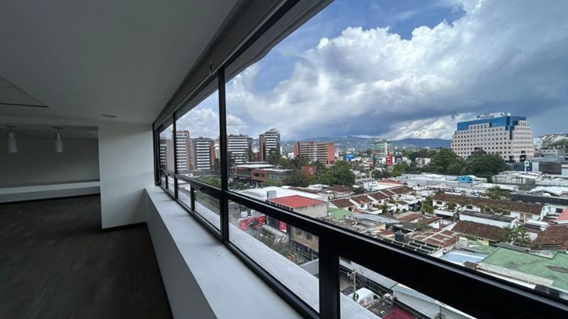 Oficina  en renta con 6 espacios en zona 10 Ref-5907 - Miniatura 5