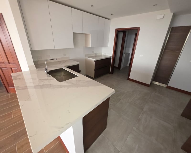 Venta de apartamento con 3 habitaciones y hab de servicio Z10 Ref-5307