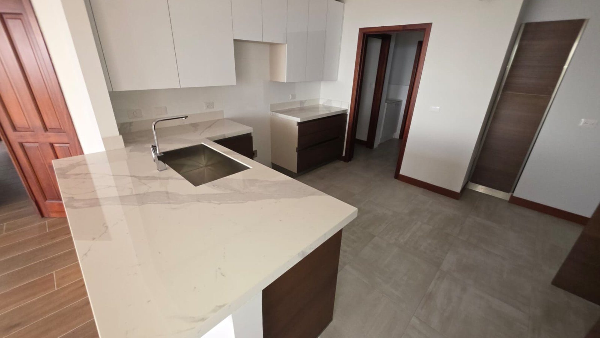 Venta de apartamento con 3 habitaciones y hab de servicio Z10 Ref-5307