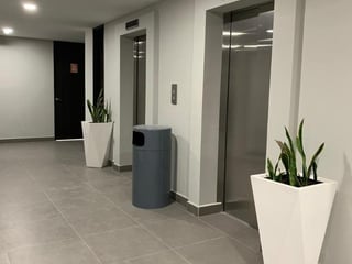 Oficina en renta en zona 7 sobre Calzada San Juan - Image 3