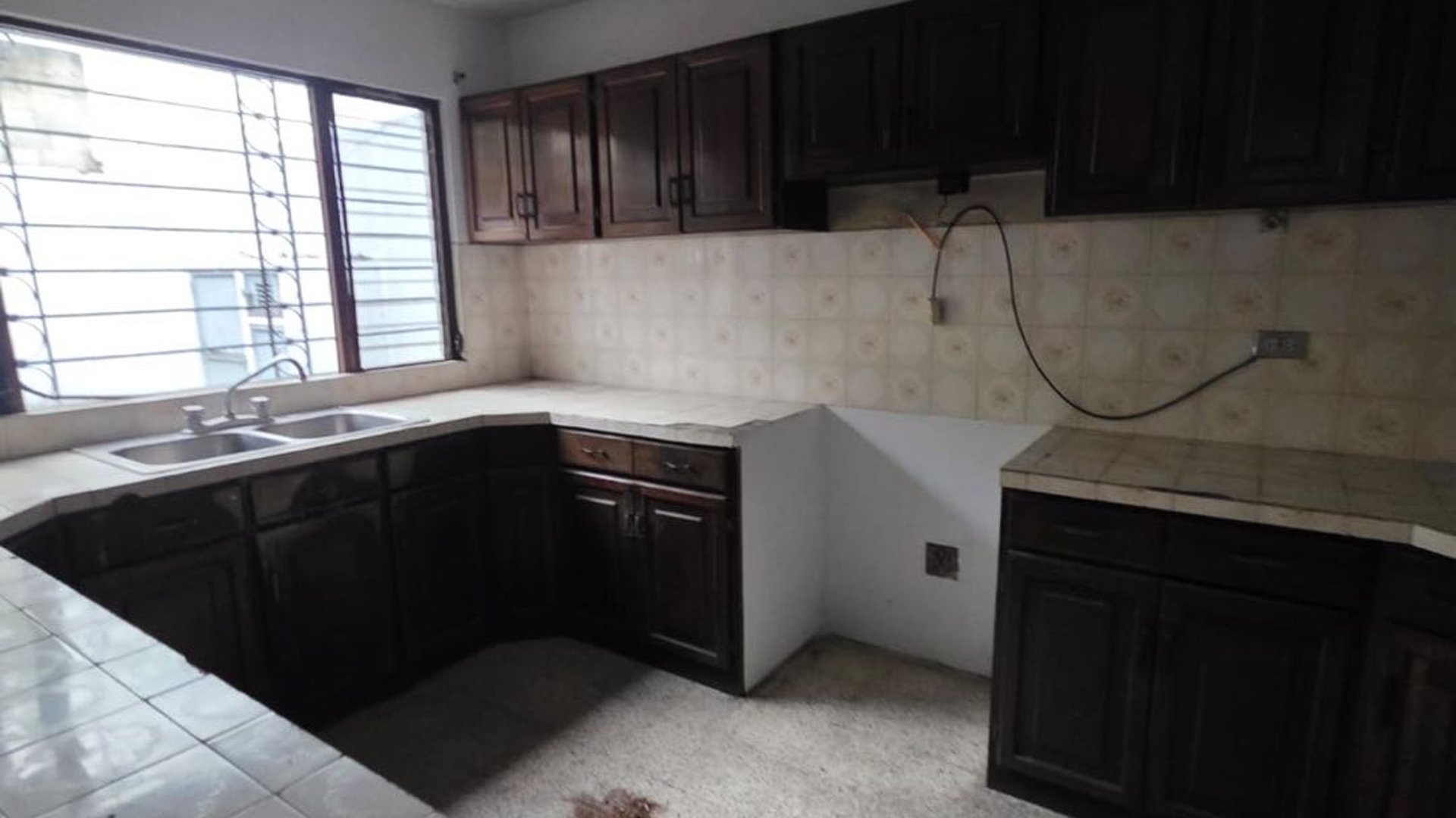 *Alquiler de casa ideal para oficina en Zona 11* - Miniatura 3