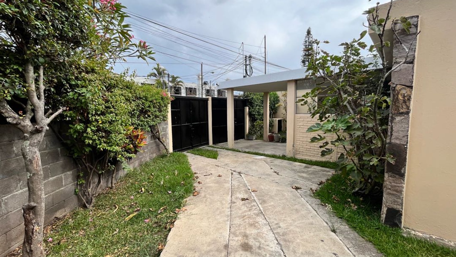 Casa en Venta, Loma Linda, Zona 11 - Image 1