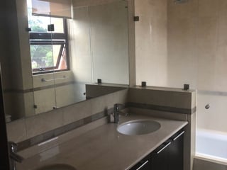 Apartamento de 2 habitaciones amueblado, zona 10 - Image 9