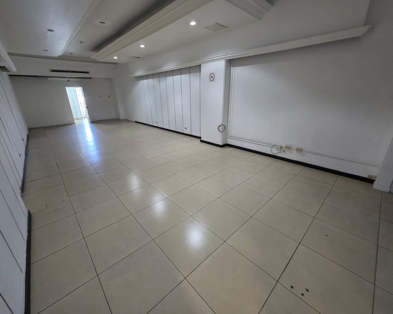 Venta de local en Centro Comercial La Pradera Zona 10 Ref-5049