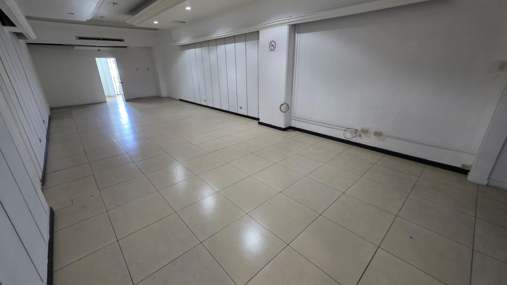 Venta de local en Centro Comercial La Pradera Zona 10 Ref-5049