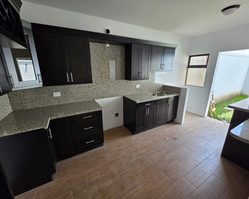 Casa de 2 niveles y 3 habitaciones en venta en San Cristobal Ref-5199